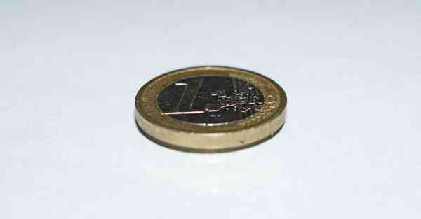 人工智能机器人和人谈恋爱