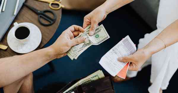 人工智能机器人和人谈恋爱