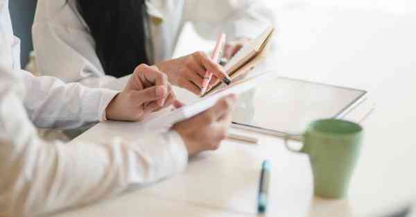 人工智能机器人和人谈恋爱