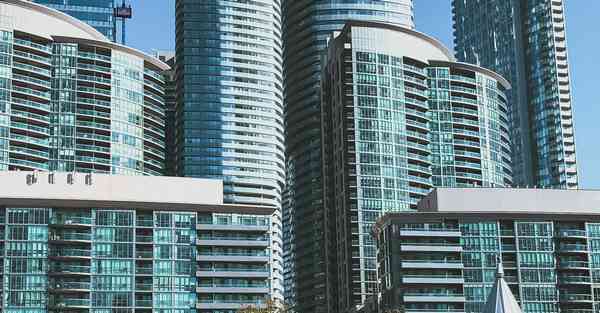 AI绘画粉色衣服女生（乳胶衣服美女AI绘画）